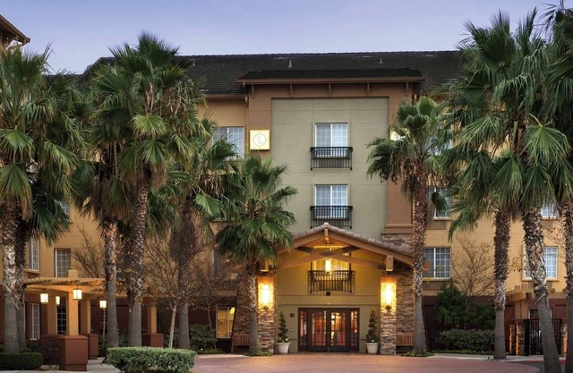 Cozy Suite w/Fully Equipped Kitchen & Separate Living Areas