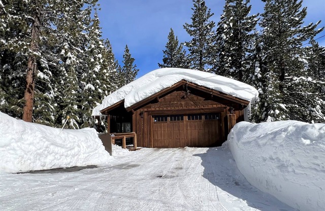 Cozy Tahoe Mountain Retreat Chef Kitchen Pool Table Hot Tub Gas BBQ EV Charger