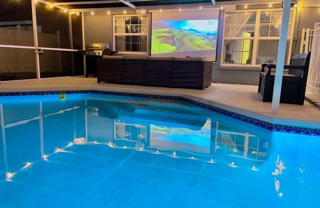 Cozy Tampa Home with Large Heated Pool