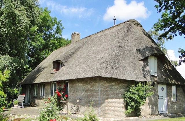 Cozy thatched cottage with fireplace and beautiful garden for couples u. Fam.