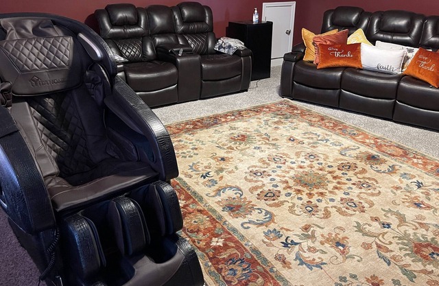 Cozy Theatre & Enclosed Backyard! Outdoor pets welcome!!