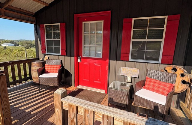 Cozy Tiny Home at Traveler's Cellar Winery in Rockfield with Vineyard views.