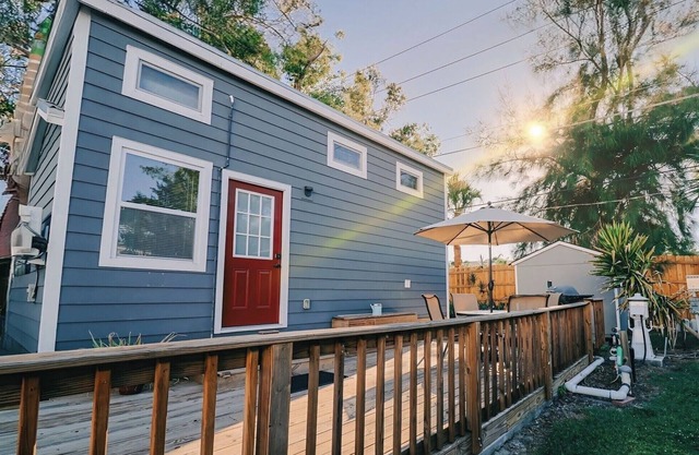 Cozy Tiny Home in Bradenton, FL. - Close to Beaches, Dining & Fun!