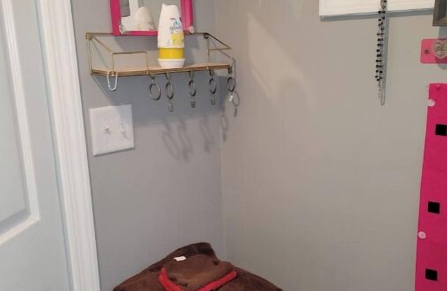 Cozy tiny home in enchanting Memphis with AC, WiFi on an acre of land very quiet