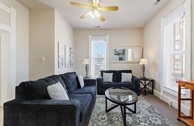 Cozy Town Home - Walk To Everything Downtown!