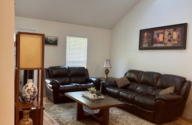 Cozy townhome - 5 minutes to military base!