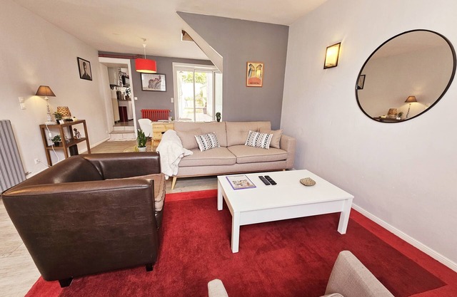 Cozy townhouse with interior courtyard !