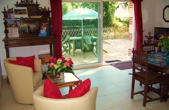Cozy Traditional Cottage with Private Garden, Near La Garnache