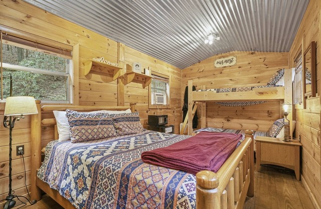 Cozy TRAIL's END tiny house style cabin at Mulberry Gap with AC, WiFi