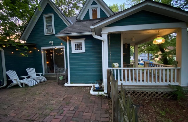 Cozy Treehouse Cottage - can sleep 8 with airbeds - sleeps 4 without air beds