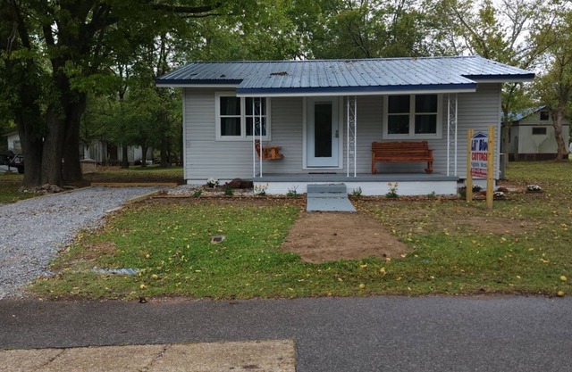 Cozy unique cottage home. Ready for you to enjoy all the Ozark Mountains offers.