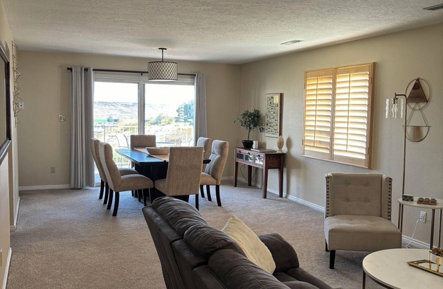 Cozy updated Las Palmas Family Paradise Retreat