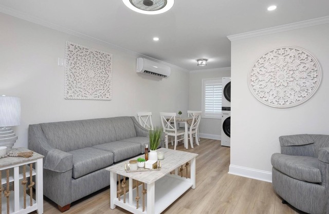 Cozy updated unit, across the street from beach + Free Attraction Tickets!