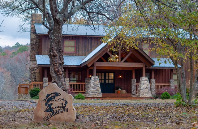 Cozy, upscale cabin with best view and fishing on the river!