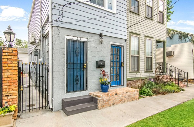 Cozy uptown New Orleans single property located near great amenities.