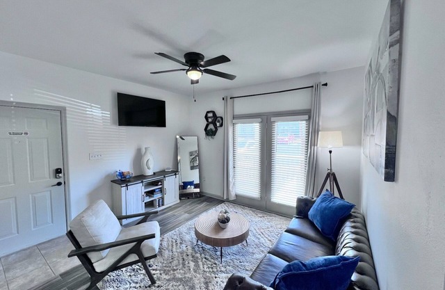 Cozy-King 1-bedroom w/pool & gym