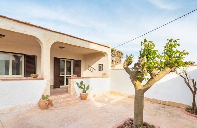 Cozy villa a stone's throw from the sea