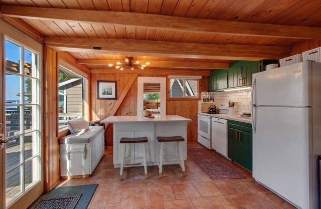 Cozy Waterfront Cabin in Kidd Island Bay