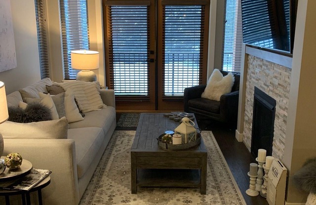COZY, YET MODERN, BEAUTIFULLY APPOINTED, 2 BD 2 BA SKI IN SKI OUT WITH GARAGE