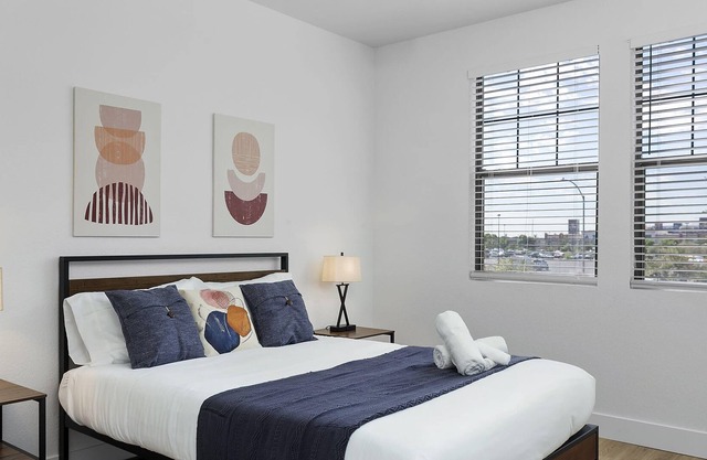 Cozysuites Glendale by the Stadium w/ Pool! #2233
