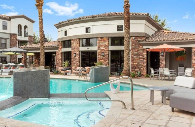 CozySuites Glendale by the stadium with pool 09