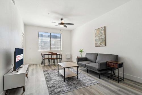 CozySuites in Glendale - Westgate with pool 11