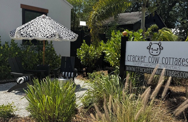 Cracker Cow Cottages A, Downtown Ft. Myers: Walk to Best Eats and Shops!