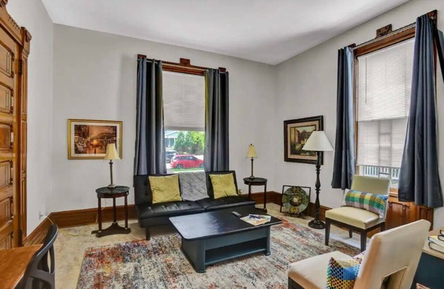 Craftsman charm King Bedroom Private Condo Unit walk to hospital & capitol
