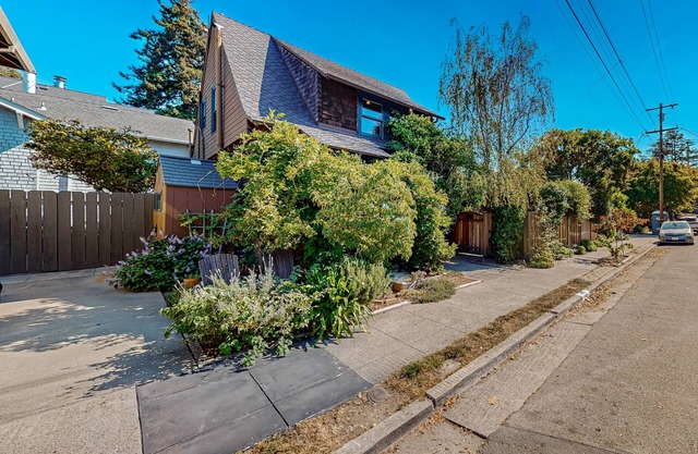 Craftsman house in great location with patio, streaming, workspace, W/D, & AC