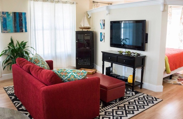 Craftsman style back cottage (England St.)