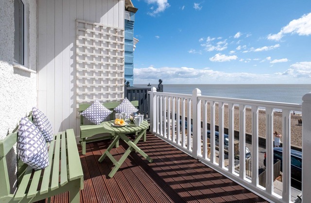 Crag’s Nest - Seafront/Sea View Apartement - sleeps 4 guests in 2 bedrooms