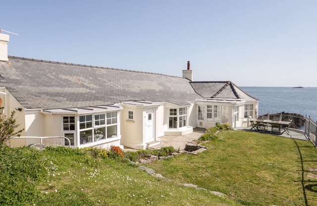 CRAIG Y WYLAN, family friendly, character holiday cottage in Amlwch