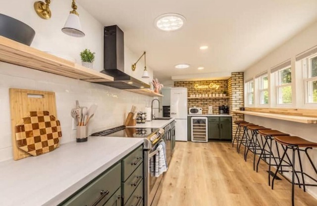 Cream City Lounge Parking AC Patio Pets Sleeps 11