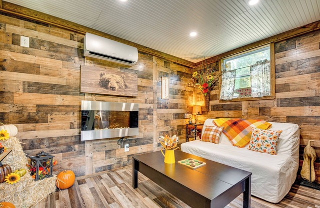 Creek Access, Fire Pit & Grill: Summerville Studio