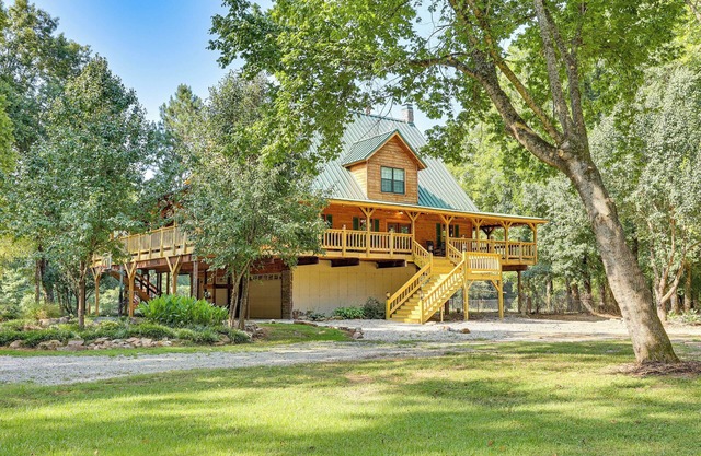 Creek Access, Games: Family-Friendly Royal Retreat