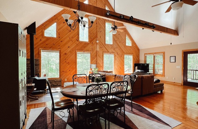 Creek Cabin Retreat w/Hot-Tub