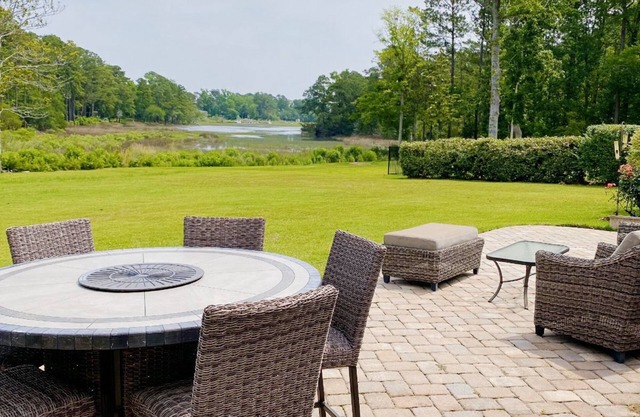 Creek Haven Hideaway! 5-acre creekside yard, mins to the beach with gameroom