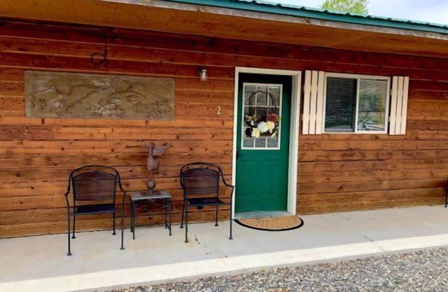 Creek Side Cabin #2- Wapiti Valley, steps from Trout Creek