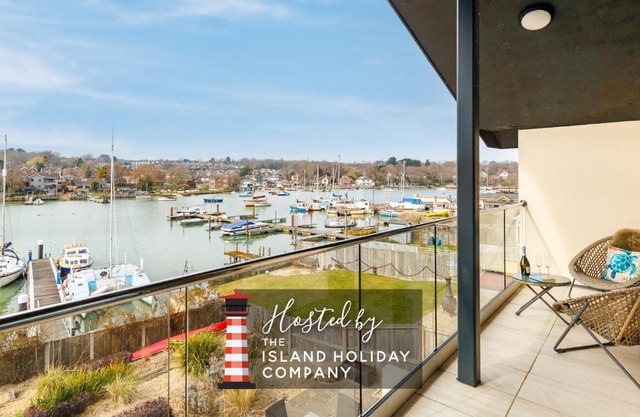 Creek View - A Tranquil Waterside Retreat with a Touch of Luxury and Pontoon