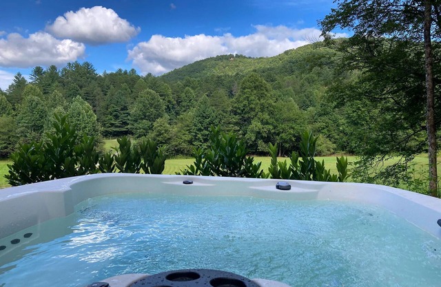 Creekfront Cabin w/Mtn Views and Hot Tub - 15mins to Downtown Blue Ridge