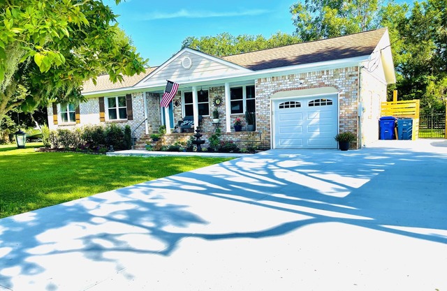 CREEKFRONT home w/ private yard, close to Downtown, beaches, boat landing & Park