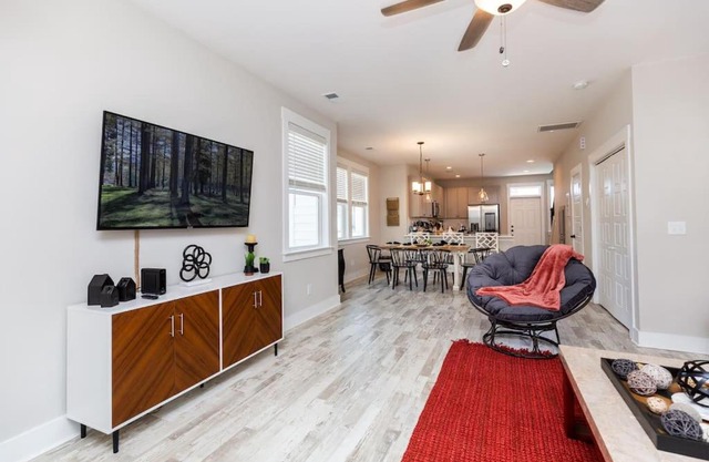 Creekside Bungalow - 4 mi to downtown Charleston