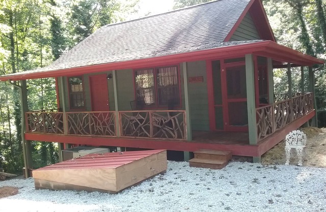 Creekside Cabin Close to hiking trails and waterfalls