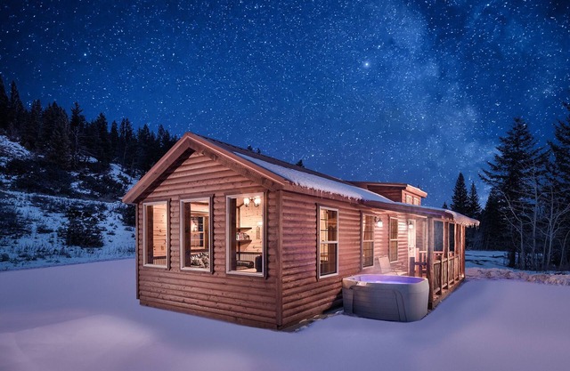 Creekside Cabin - Cute Log Cabin on Big Timber Creek in the Crazy Mountains!
