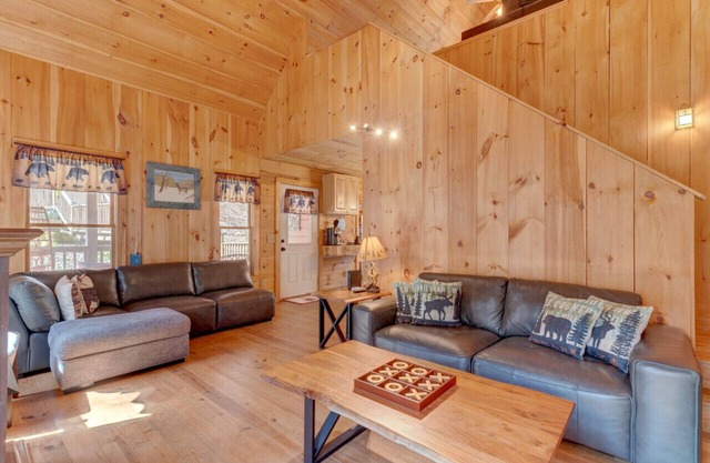 Creekside Cabin fire pit pizza oven dogs hot tub