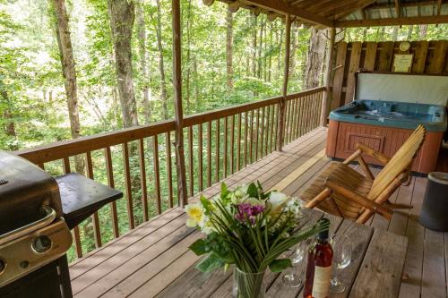 Creekside Cabin Hot Tub Near Wineries Sleeps 4