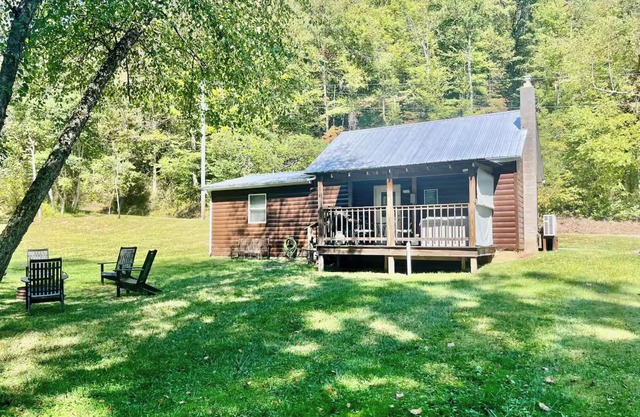 Creekside Cabin in Hocking Hills. Hot Tub + Large Private Yard. Dog-friendly!