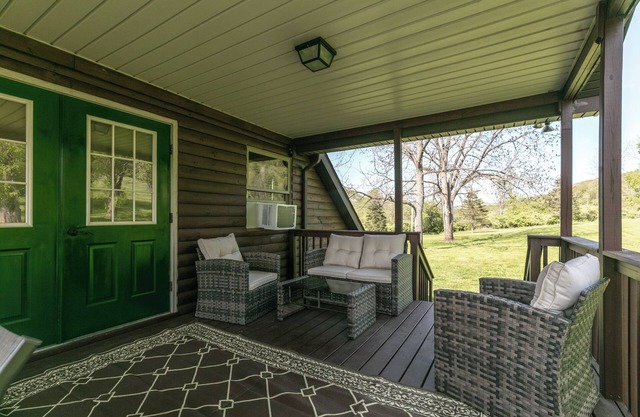 Creekside Cabin - Watkins Glen, Corning, Finger Lakes with Hot Tub