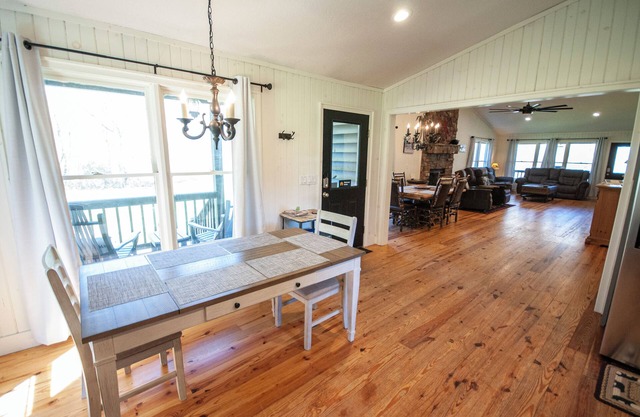 Creekside Cascades, Firepit, Streaming Internet, Creekfront & level yard!n