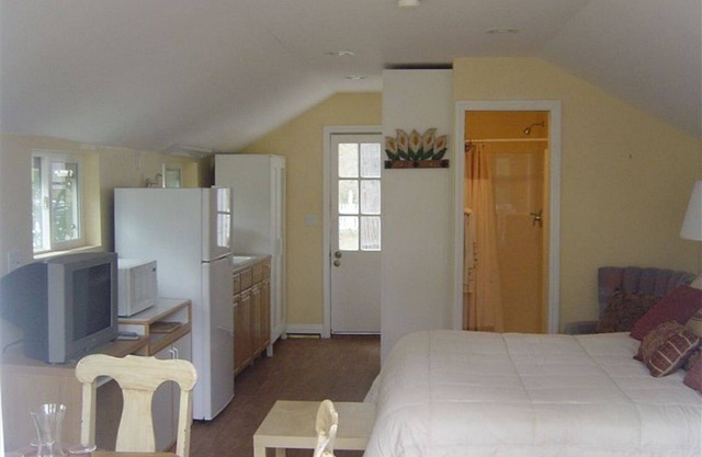 Creekside cottage, beautiful counrty cottage (sleeps 2)